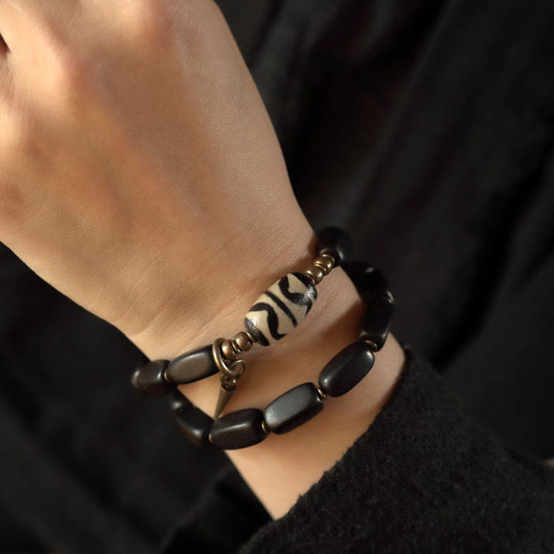 Armband Kupfer Ebenholz Balance am Handgelenk getragen schwarze Perlen