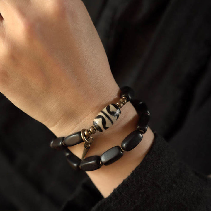 Armband Kupfer Ebenholz Balance am Handgelenk getragen schwarze Perlen