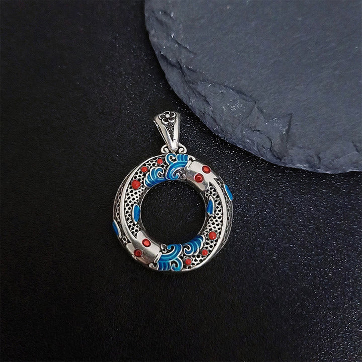 Silberner Koi-Fisch Anhänger mit blauen und roten Emaille-Details Kette