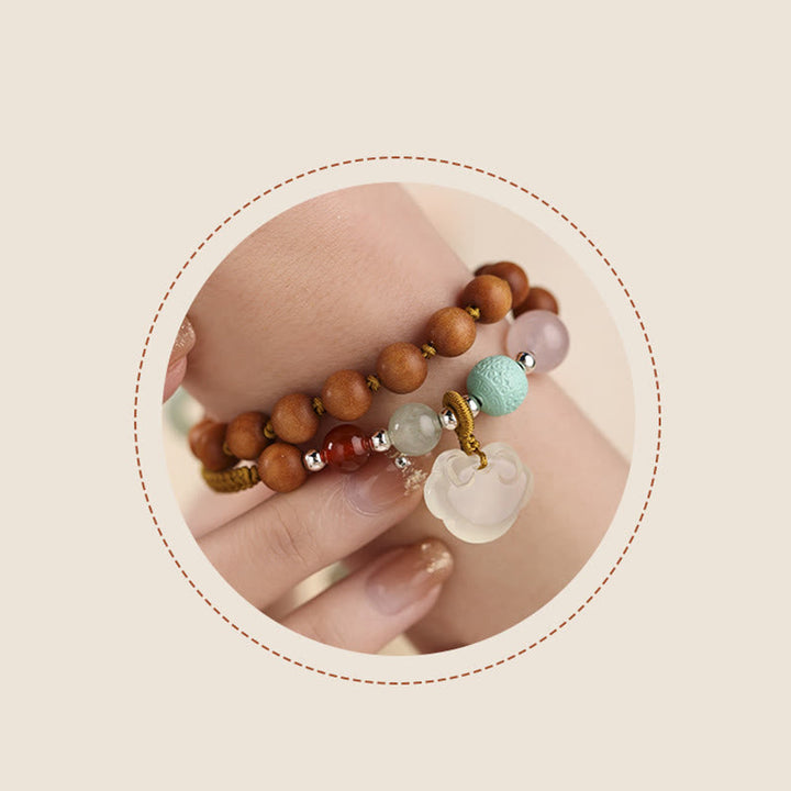 Armband Sandelholz – Frieden & Energie am Handgelenk mit Perlen getragen