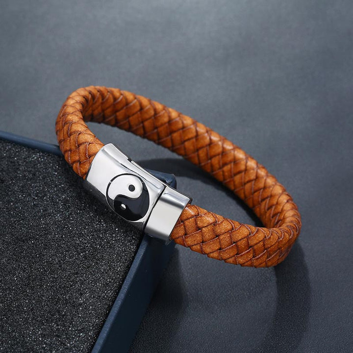 Braunes Leder Armband Yin Yang Balance mit Edelstahl Verschluss Nahaufnahme