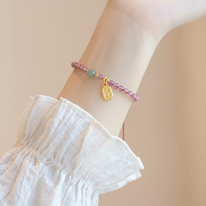 Armband Erdbeerquarz Granat Fu-Zeichen elastisch am Handgelenk getragen