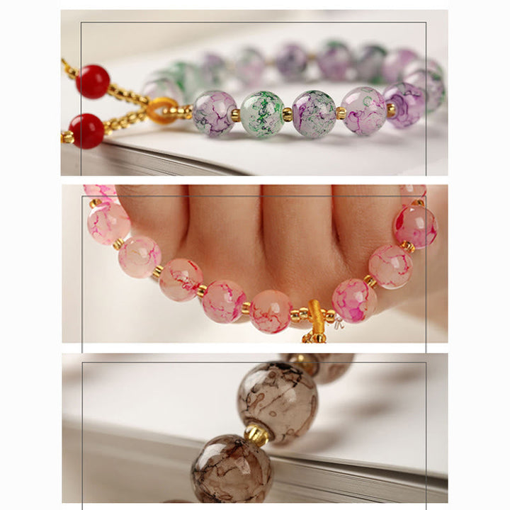 Armband – Harmonie & Segen mit rosa Blütenmustern am Handgelenk getragen