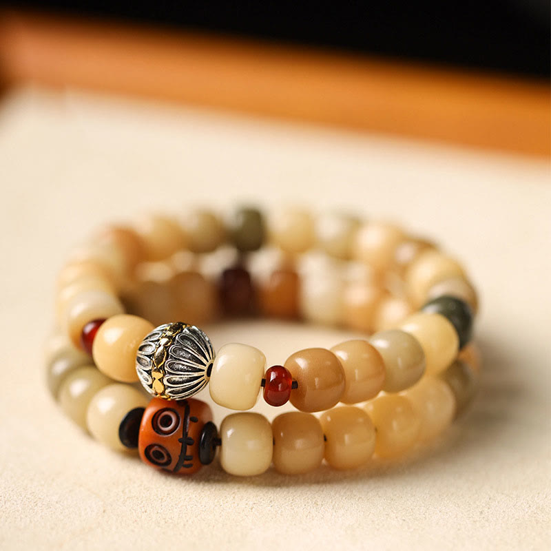 Bodhi Armband mit Perlen und silbernem Om-Anhänger elegant präsentiert.