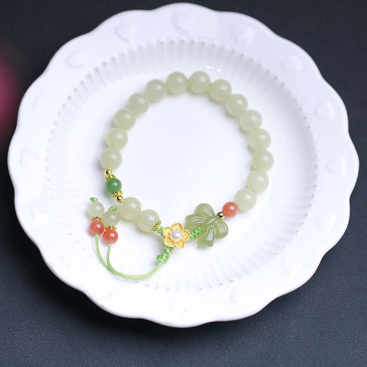 Jade Armband mit Schmetterling Charm grüne Perlen elegantes Designstück
