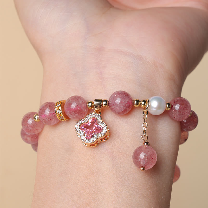 Armband Erdbeerquarz Perle Kleeblatt am Handgelenk getragen rosé elegant