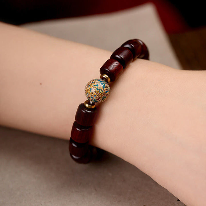 Armband Sandelholz – Frieden Balance am Handgelenk mit Cloisonné Perle getragen