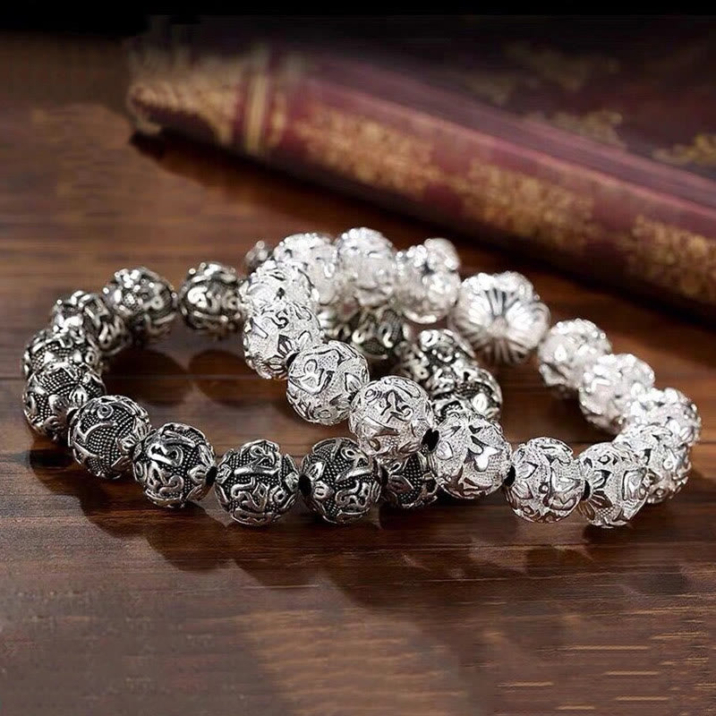 Silbernes Armband Om Mani Padme Hum mit gravierten Perlen elegant.