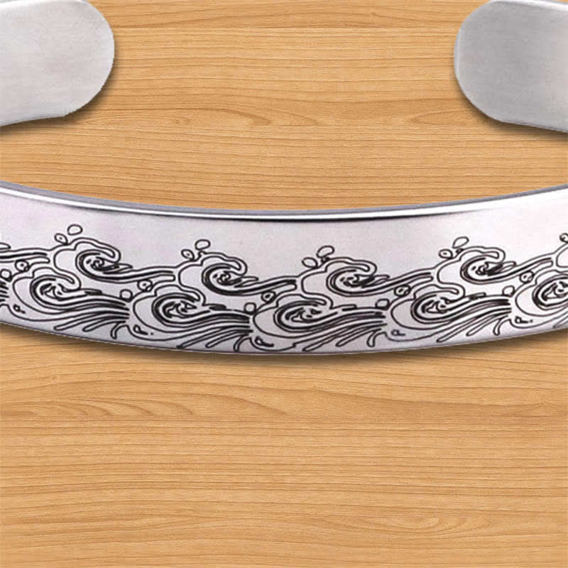 Armband – Harmonie & Energie mit silbernem Ornament Design am Handgelenk.