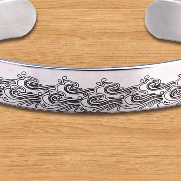 Armband – Harmonie & Energie mit silbernem Ornament Design am Handgelenk.