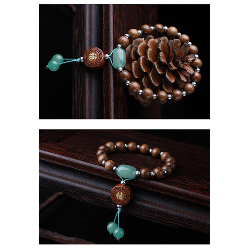 Holz-Armband mit grünem Jade-Anhänger und Schutzplakette Harmonie.