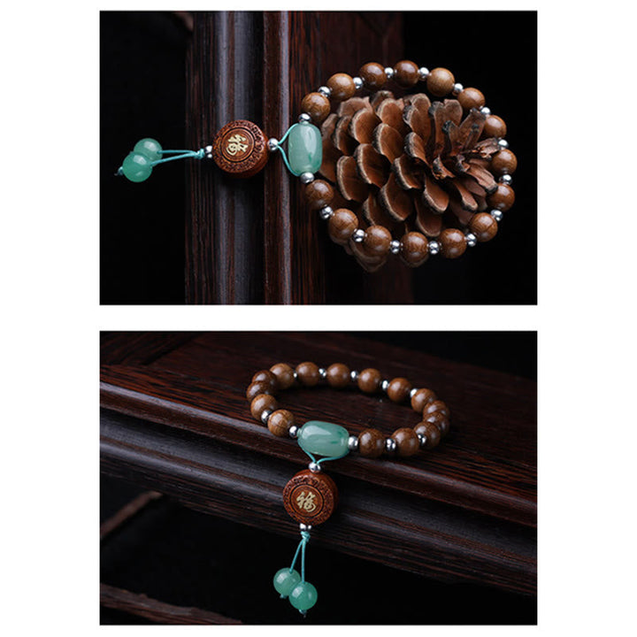 Holz-Armband mit grünem Jade-Anhänger und Schutzplakette Harmonie.
