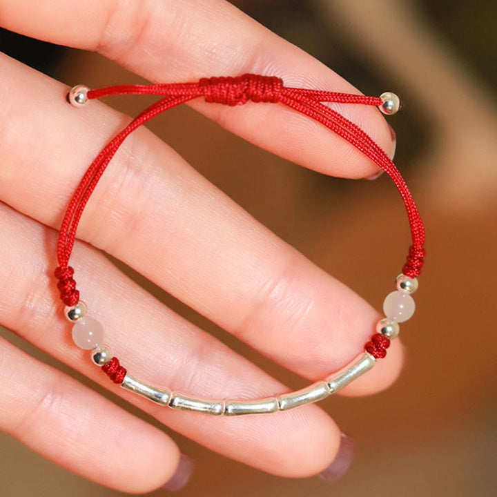 Rotes Armband mit Silberperlen und Achat auf Hand getragen Nahaufnahme
