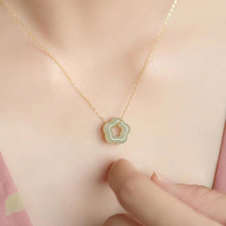 Kette Jade Blume grün Anhänger zartes Design am Hals getragen