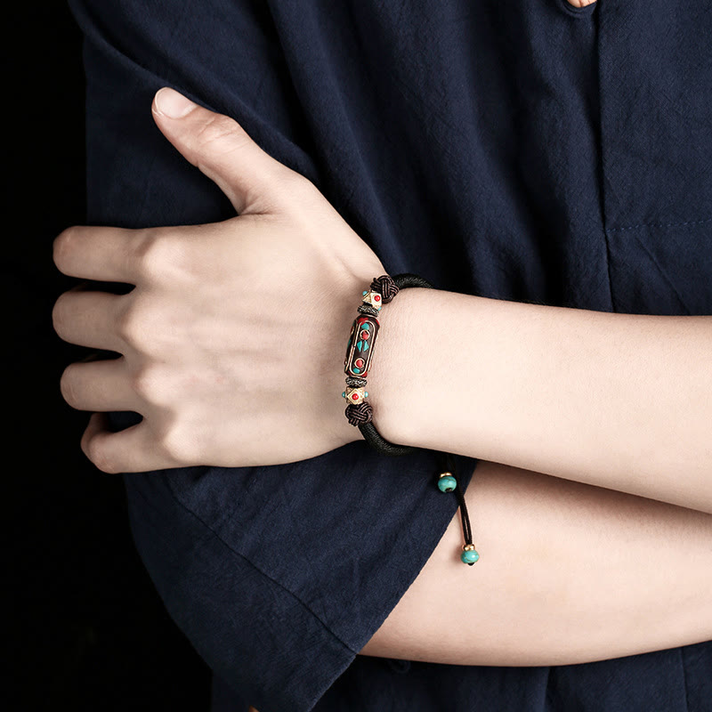 Armband Türkis Om Mani Padme Hum – Stärke am Handgelenk getragen schwarze Kordel