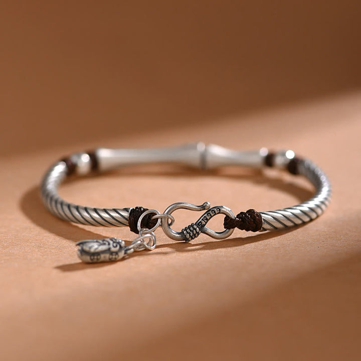 Silbernes Bambus Armband 925er mit Hakenverschluss elegant präsentiert.