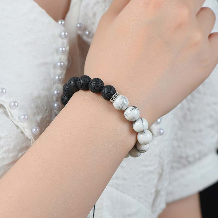 Armband Lavastein Yin Yang – Schutz am Handgelenk getragen schwarzweiß Naturstein