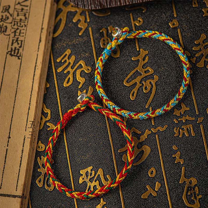 Buntes Glück & Erfolg Armband auf asiatischem Buch Flat Lay