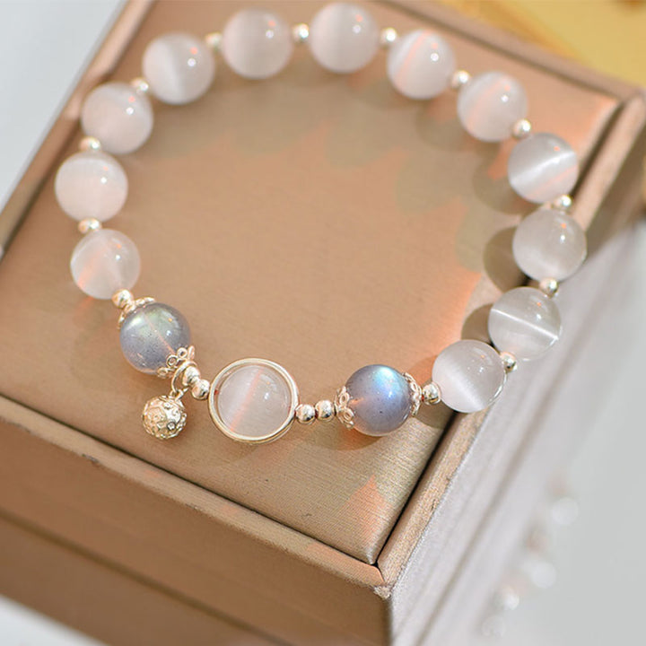 Mondstein Armband 925 Silber elegant mit glänzenden Perlen präsentiert