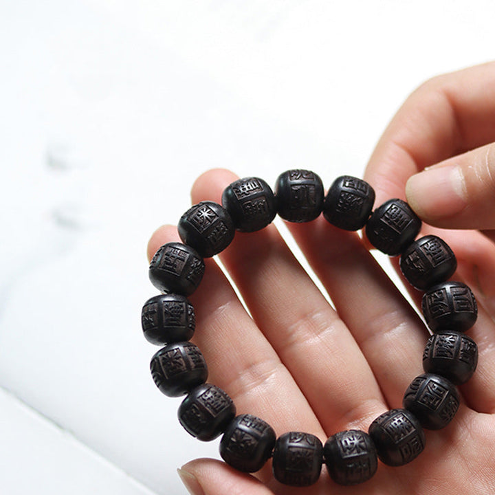 Schwarzes Ebenholz Armband mit Om Mani Padme Hum Gravur am Handgelenk.