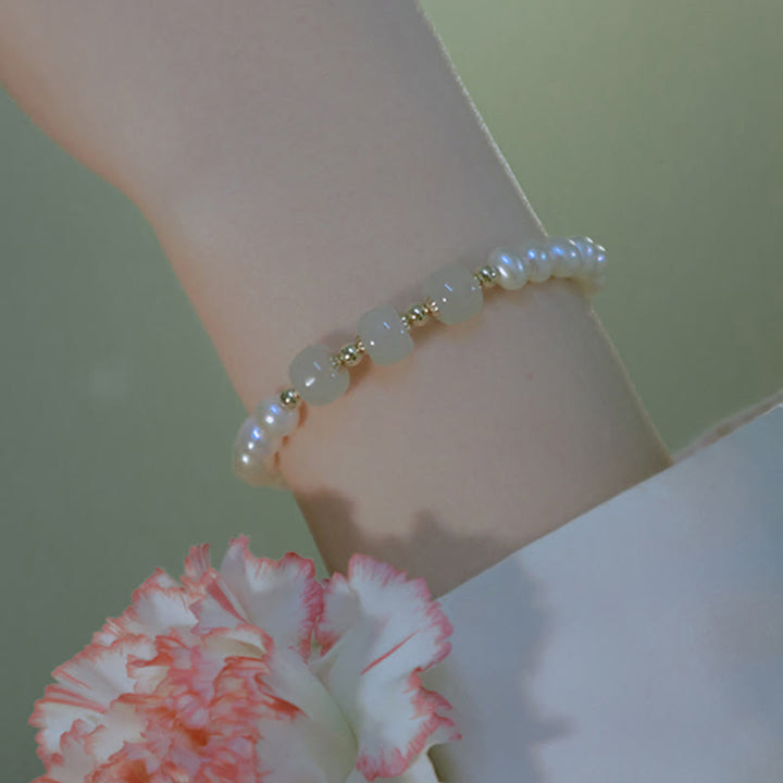 Armband Weiße Jade Cyan Jade am Handgelenk mit Perlen getragen