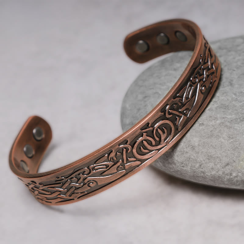 Kupfer Armband mit ornamentaler Gravur auf grauem Stein elegantes Design magnetisch.