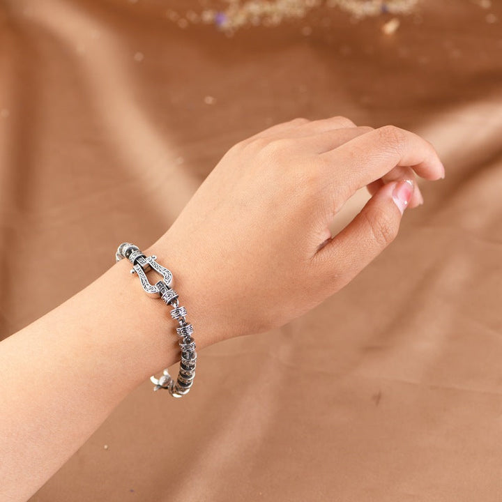 Silbernes Armband Tang Dynastie Glück elegante Handgelenk Trageaufnahme