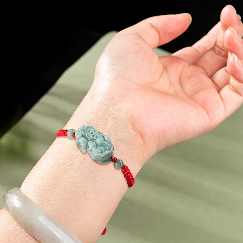 Jade Pixiu Armband mit rotem Garn am Handgelenk getragen.