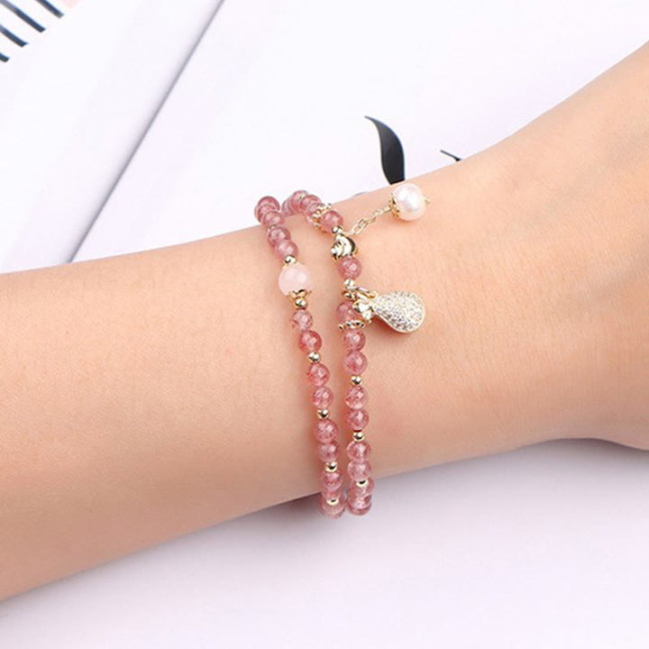 Armband Erdbeerquarz rosa Perlen Anhänger elegant Handgelenk getragen
