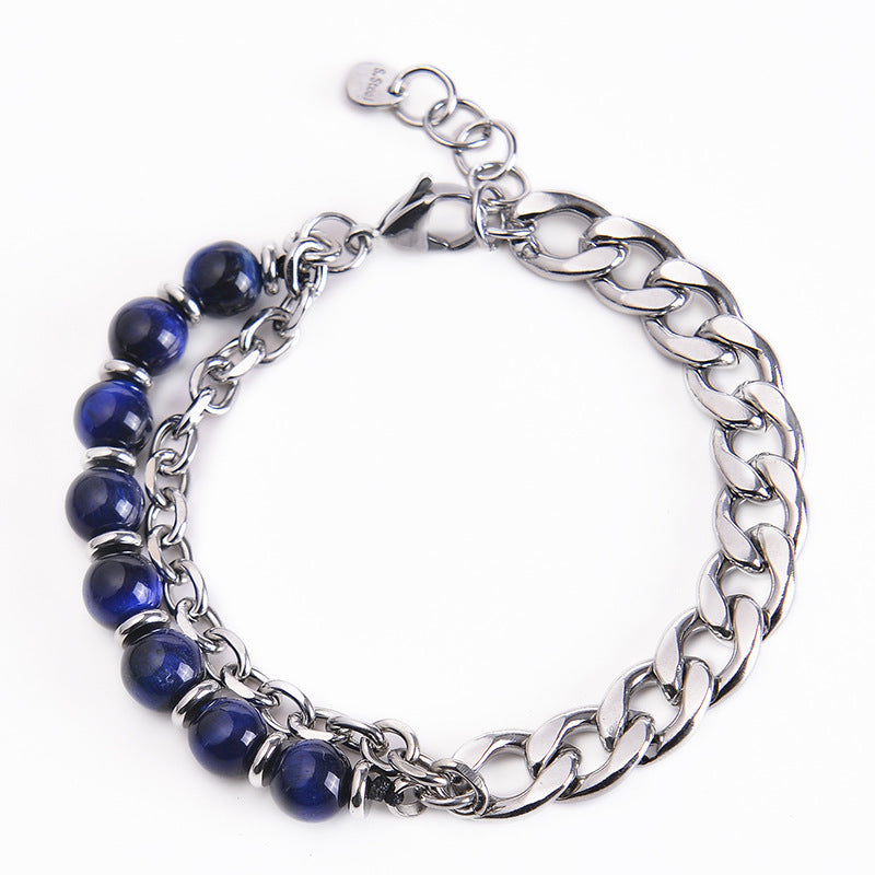 Armband mit blauen Steinen und Silberkette elegant präsentiert.