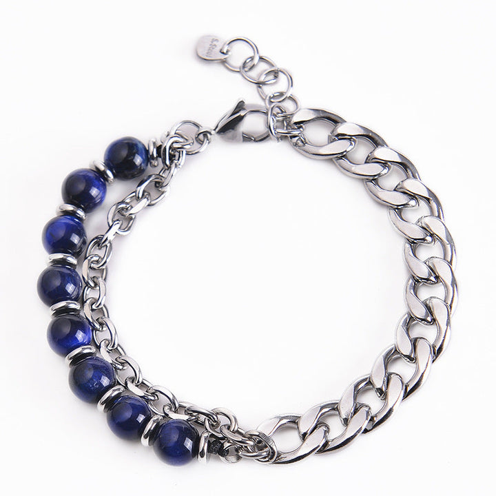 Armband mit blauen Steinen und Silberkette elegant präsentiert.