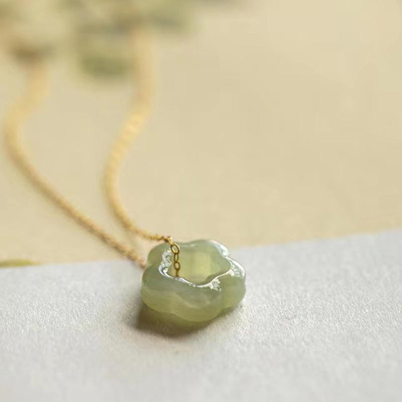 Jade Kette Blume Anhänger zartes Grün Naturstein eleganter Schmuck