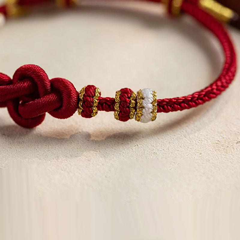 Rotes Seidenschnur Armband Pfirsichblüte – Glück & Liebe mit Goldperlen