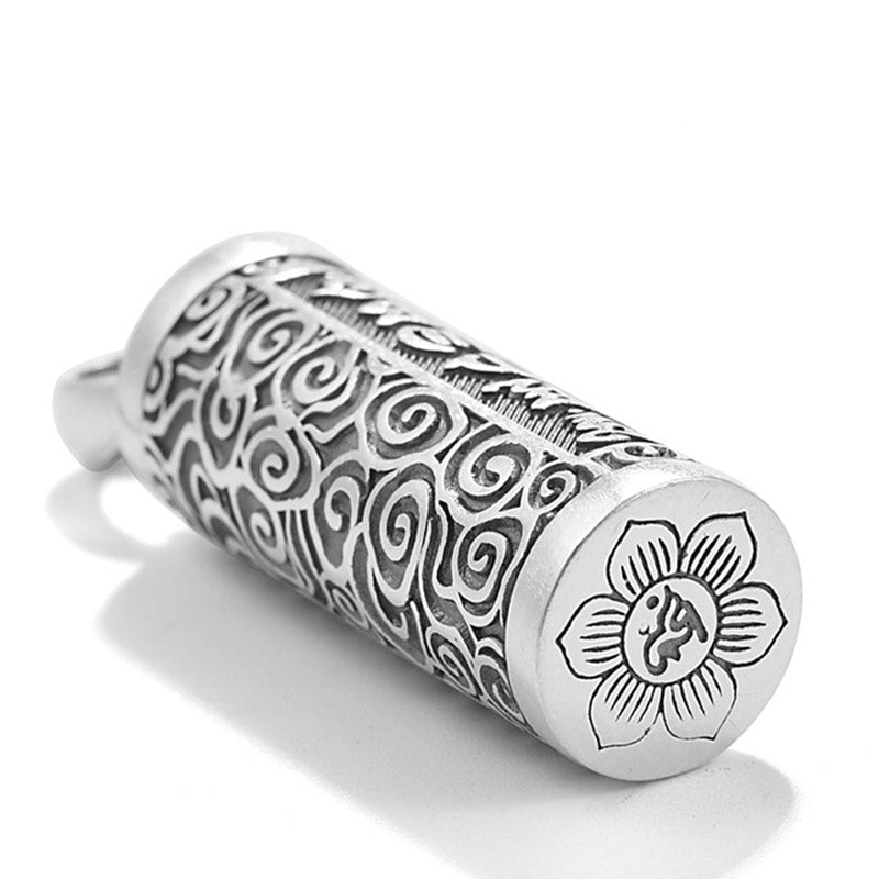 Anhänger Silber Mantra Schutz Spiritualität graviertes Blumenmotiv Designdetail