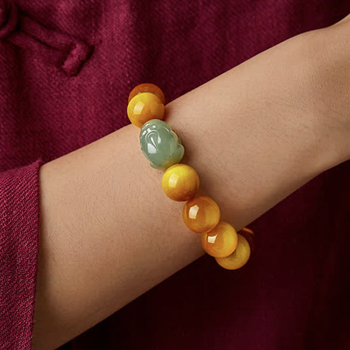 Armband Tigerauge Jade elastisch Naturstein Schutzstein am Handgelenk getragen