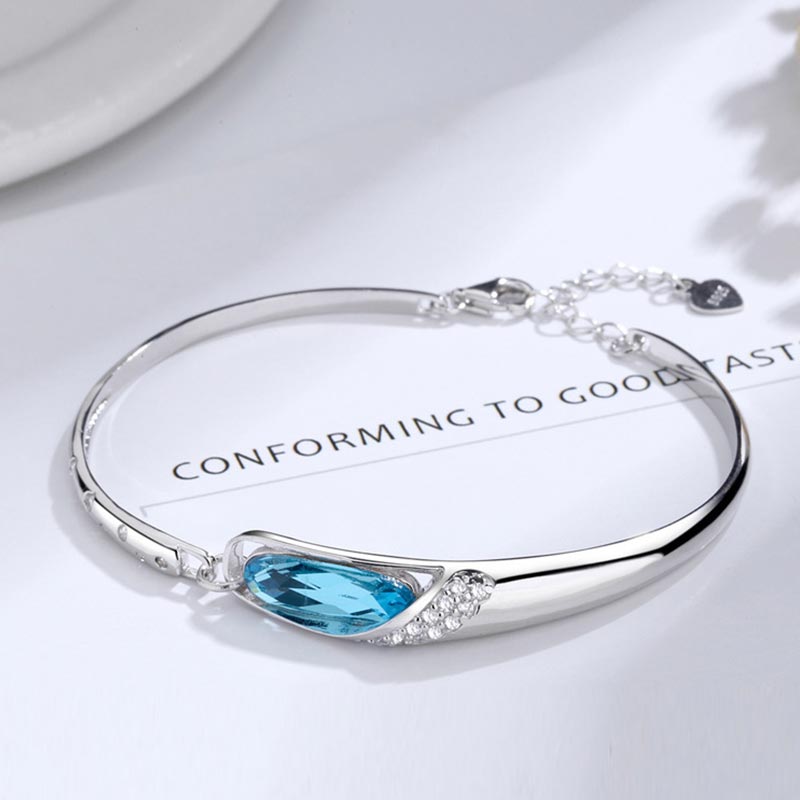 Silbernes Armband mit blauem Kristall Stein eleganter Schmuck Display