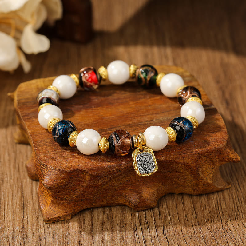Armband – Schutz & Wohlstand & Balance weiße Perlen goldene Zwischenstücke Anhänger