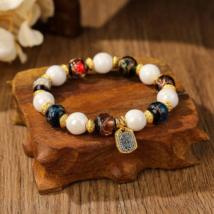 Armband – Schutz & Wohlstand & Balance weiße Perlen goldene Zwischenstücke Anhänger