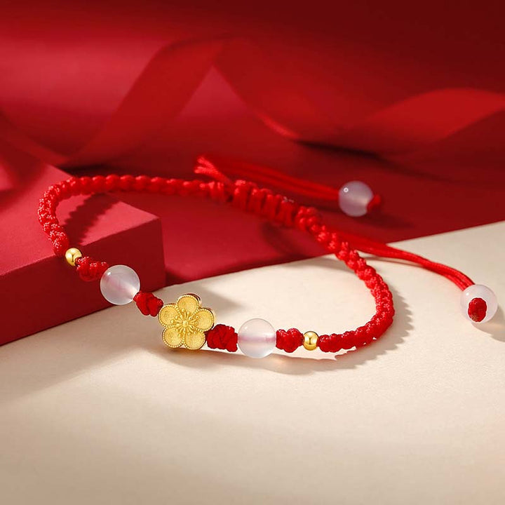Rotes Seidenarmband mit Pfirsichblüte Charm und Perlen elegantes Design.