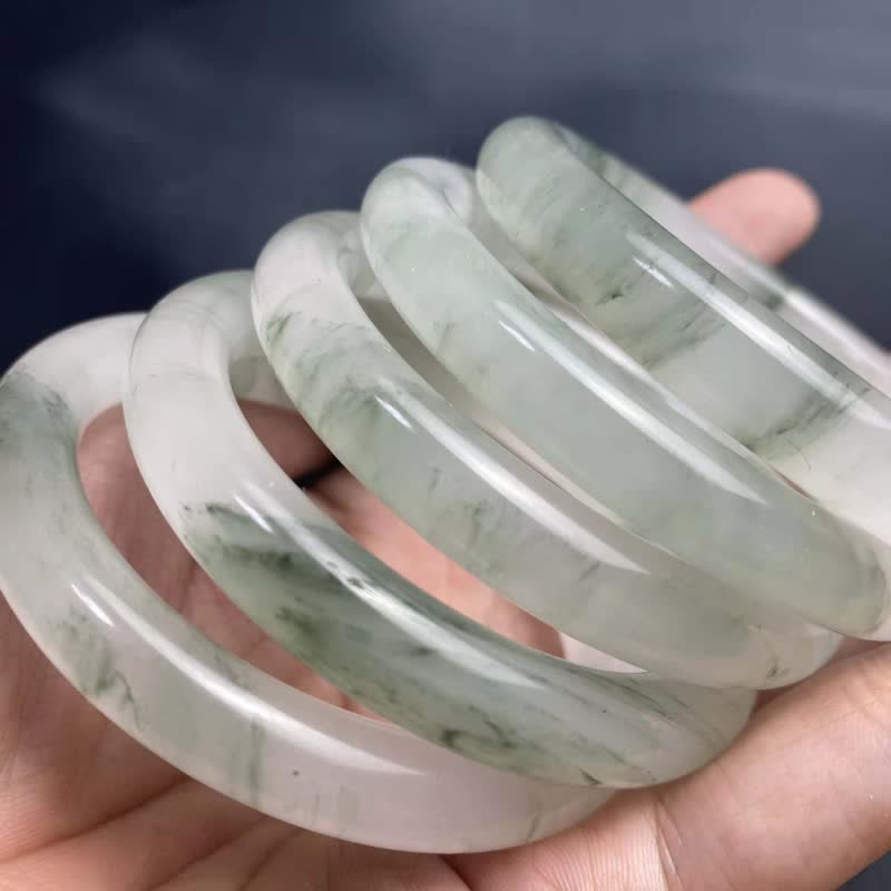 Jade Armband Grün Weiß Marmor Naturstein elastisch Handgelenk getragen