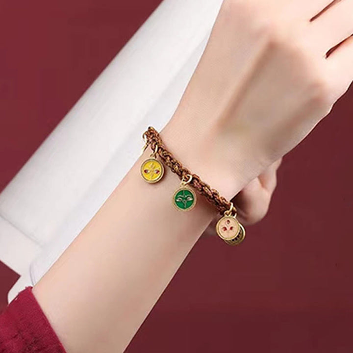Armband Five – Glück & Wohlstand mit farbigen Charms am Handgelenk getragen