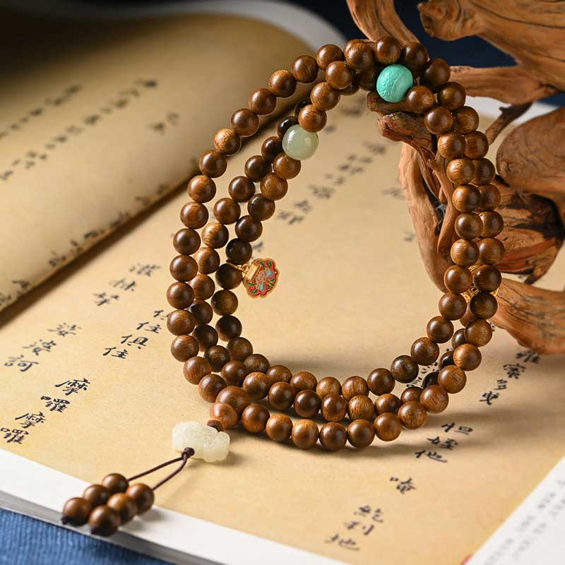 Mala Rosenholz Armband mit Natursteinen auf chinesischem Text Buch