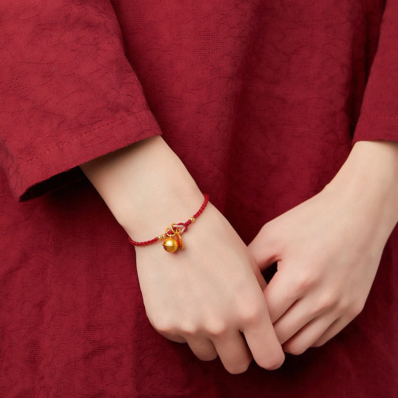 Armband Fu-Zeichen – Glück rotes Seidenband goldene Glocke elegant.