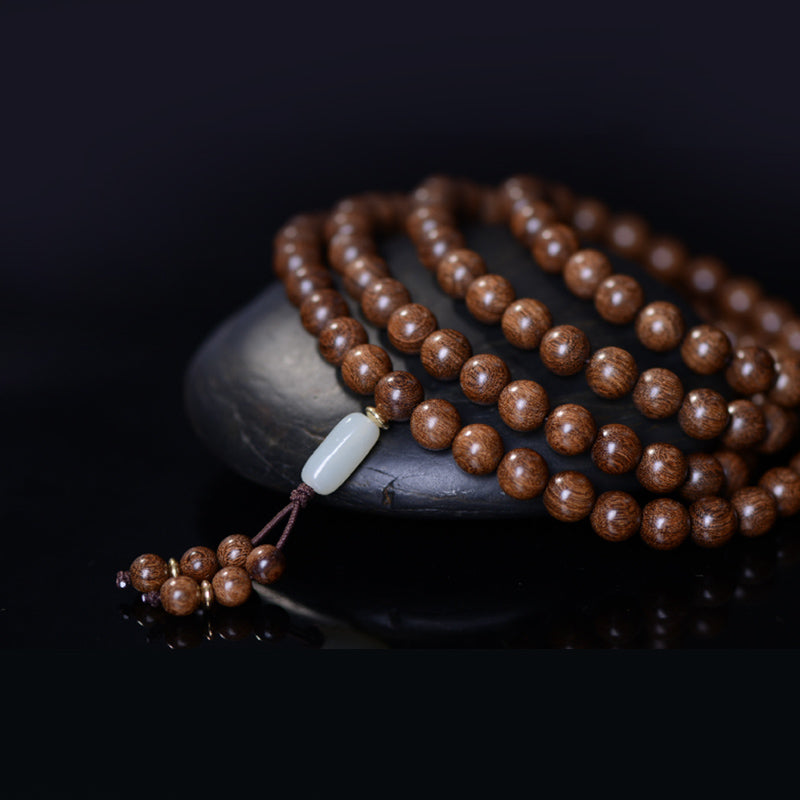 Mala 108 Perlen Rosenholz Jade Armband auf schwarzem Stein Meditation