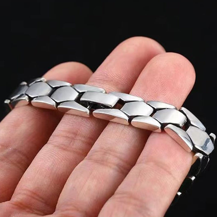 Silbernes Armband – Heilung & Balance am Handgelenk getragen Metall