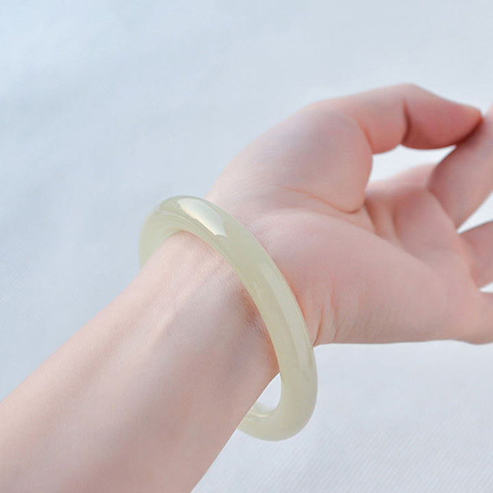 Jade Armband – Fülle hellgrünes Naturstein Armband elastisch am Handgelenk getragen