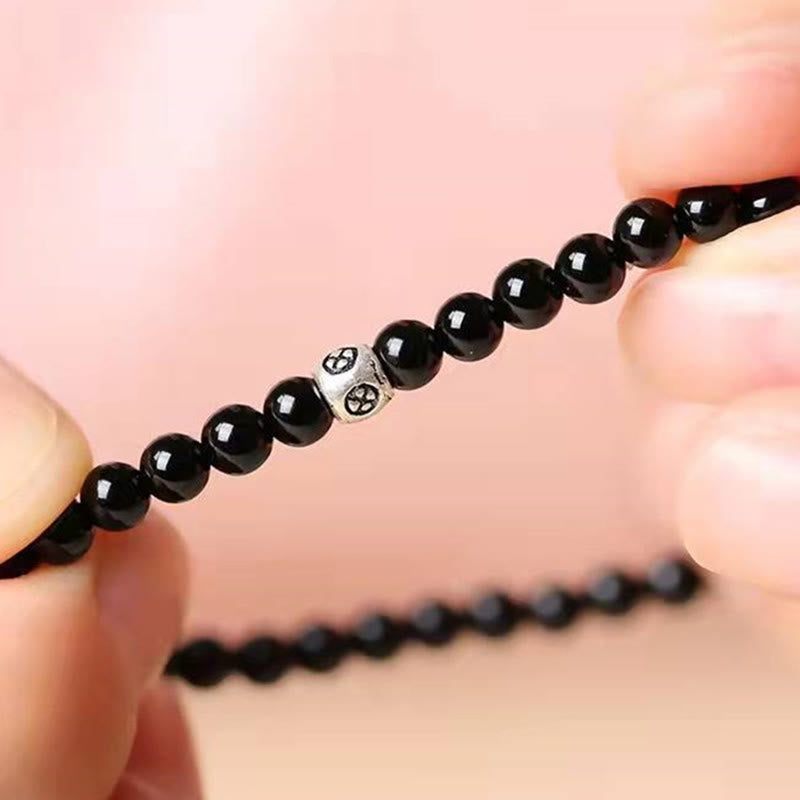 Armband Schwarzer Obsidian Katze – Stärke am Handgelenk getragen, elastisch