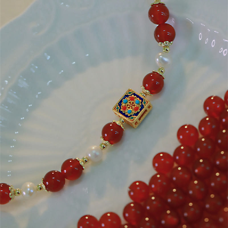 Armband Roter Achat Perle mit goldenen Perlen und Emaille Anhänger elegant.