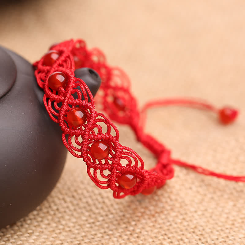 Armband Roter Achat – Energie mit Spitzenmuster und Perlen getragen