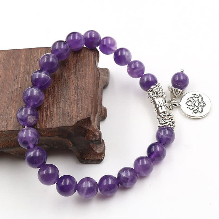 Amethyst Kristall Armband mit Lotus Charm Silber elastisch getragen